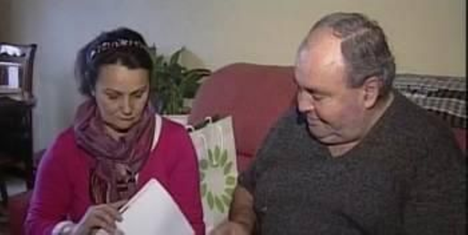Rosa María Dacosta y Eduardo García, los denunciantes, en su casa de Lavadores. (Foto: TVG)