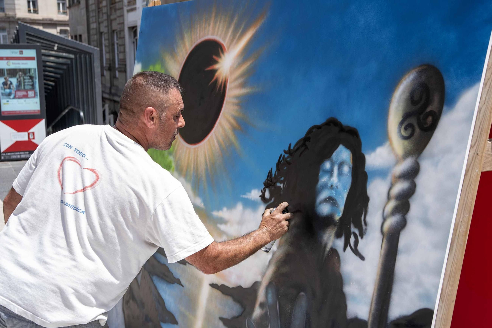 El grafitero de Gondomar “Gory” pintando la obra con la que ganó el certamen.