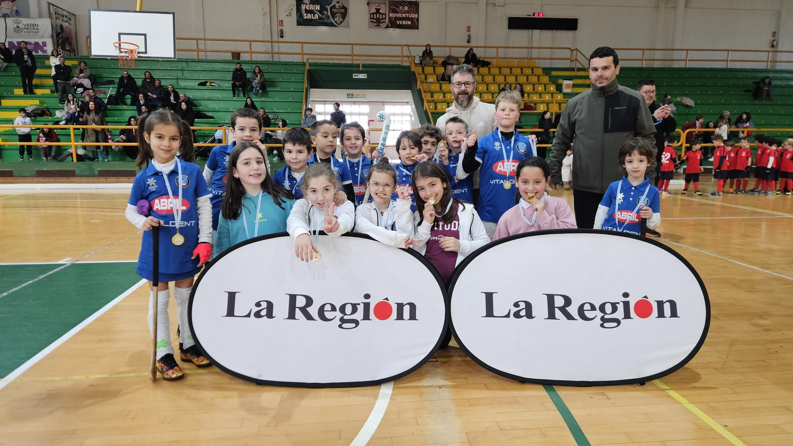 Galería | La cantera del hockey sala ourensano disfruta de una jornada de competición con +Deporte La Región