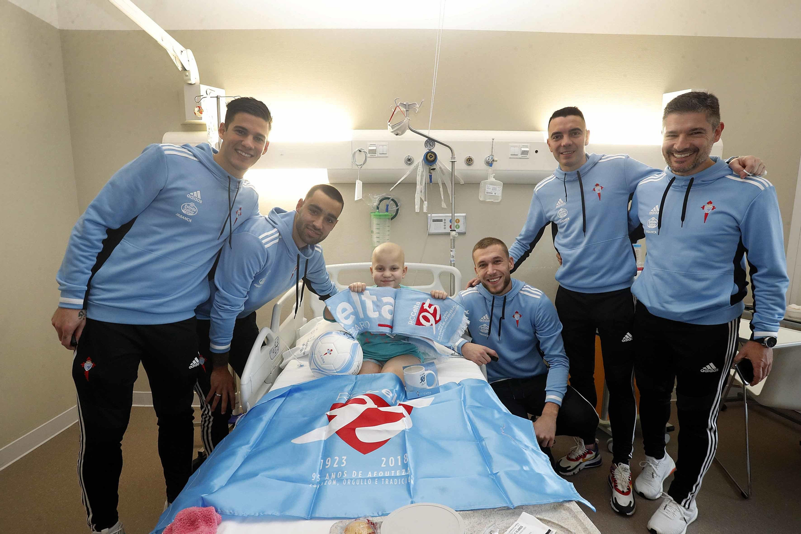 La plantilla del Celta visitó pediatría del Hospital Álvaro Cunqueiro