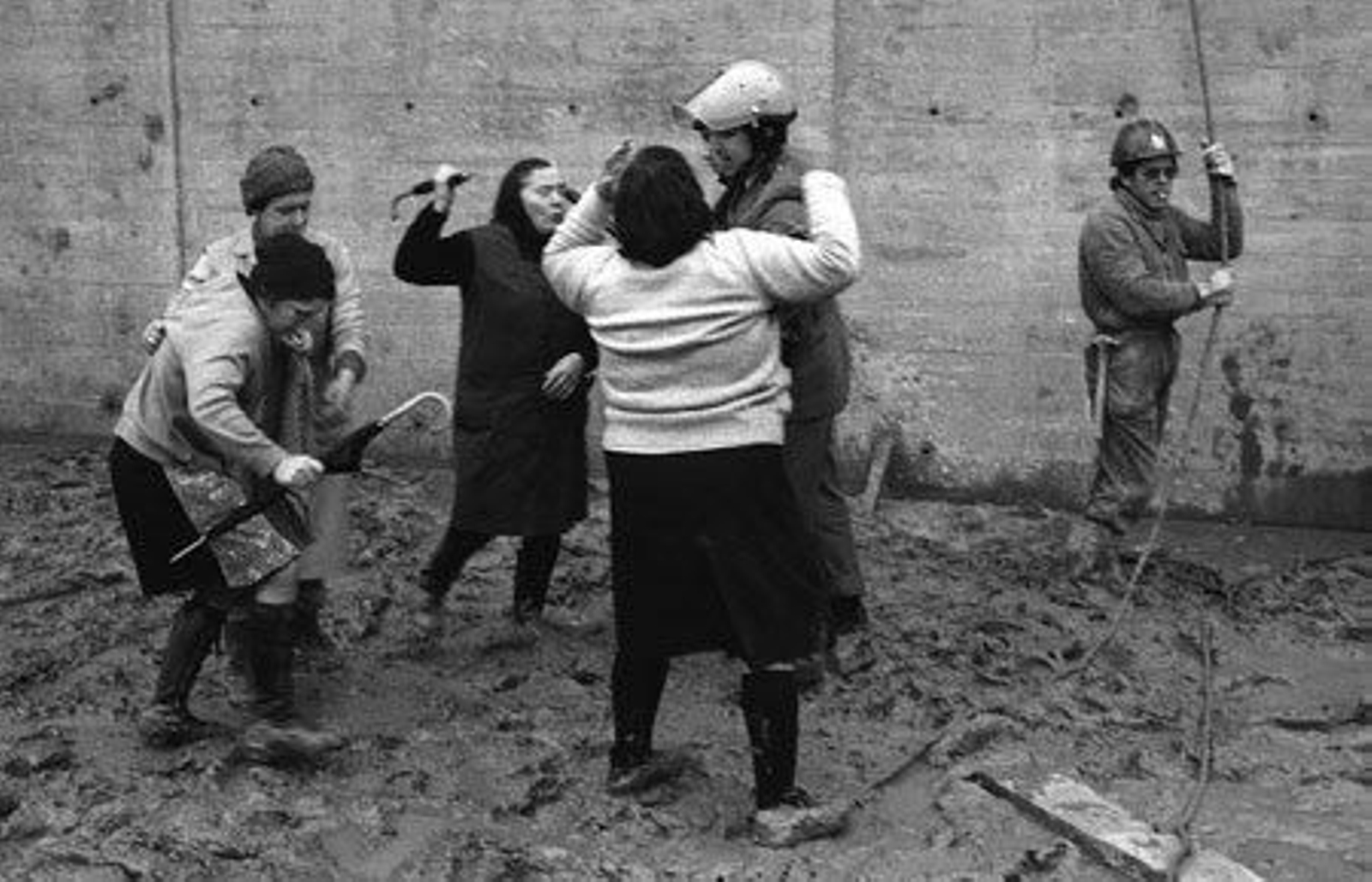 Imagen: “Piquetes” en la Autopista del Atlántico, en Guisamo (A Coruña).
Autoría: Anna Turbau, 1979/1980.