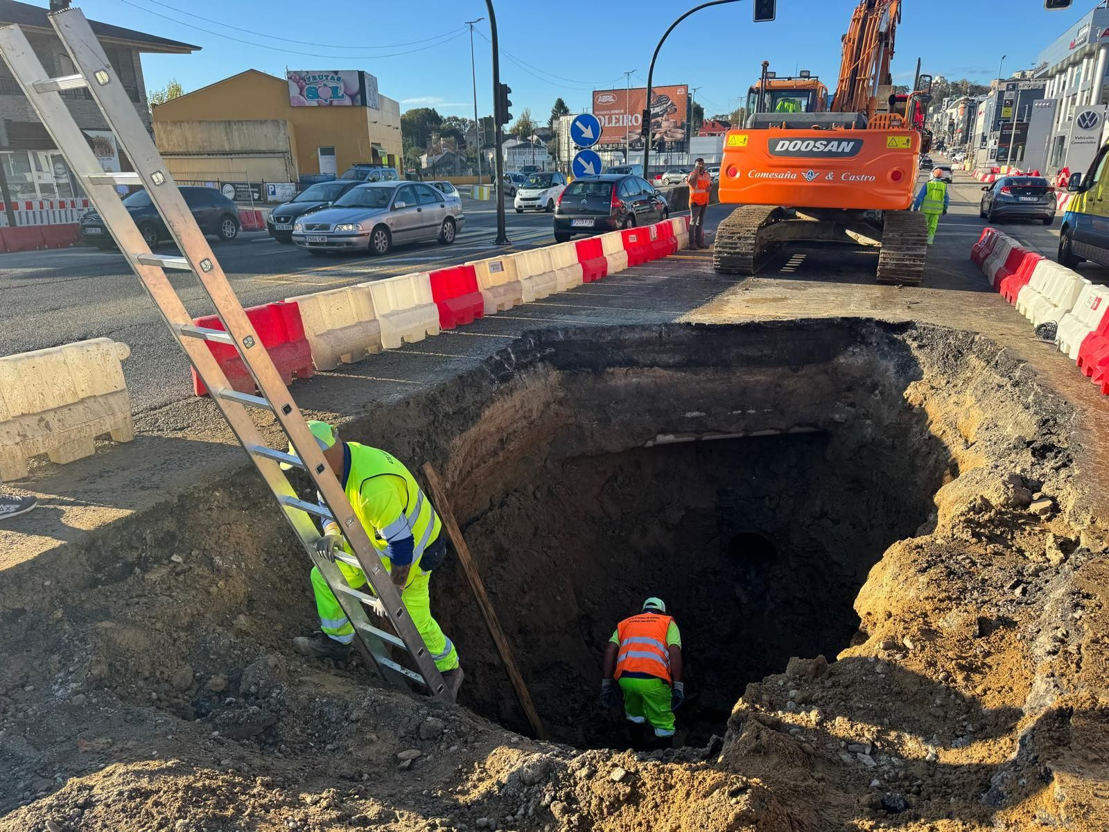 Operarios accediendo al interior del socavón provocado por el colector.