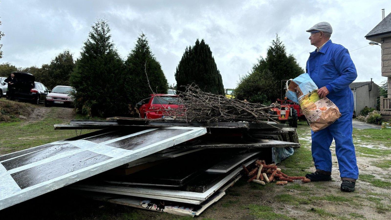 Uno de los vecinos preparando este sábado una pira compuesta por lienzos de la artista (foto: MAR TOMICO).
