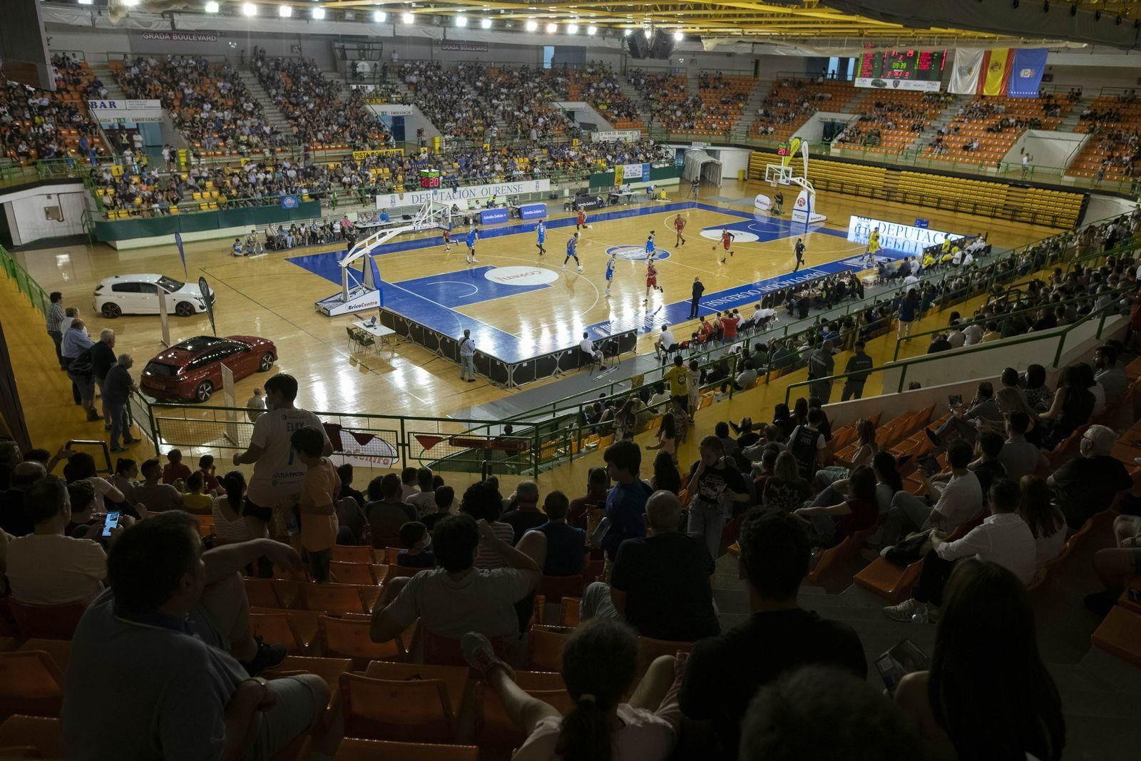 Ourense. 21/05/2022. Partido de Basket de los Play Offs decascenso a Leb Oro entre el Cob y el Navarra, con celebración del equipo Ourensano que el año que viene estará en Leb Oro.
Foto: Xesús Fariñas