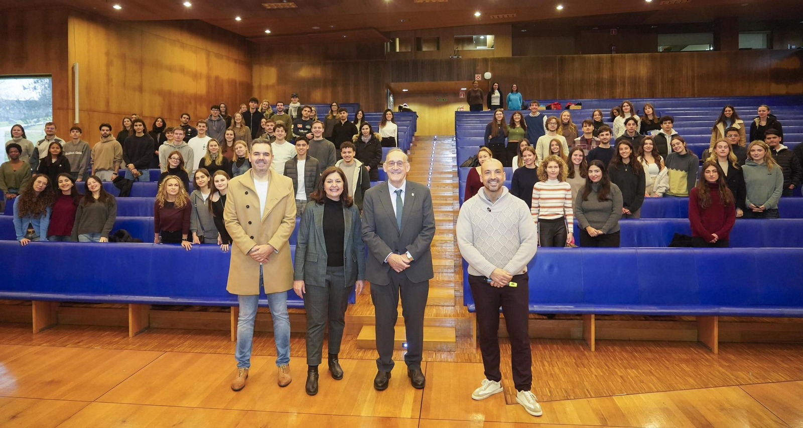Óscar Ferreiro, Maribel del Pozo, Manuel Reigosa y Iago Pozo posan con los estudiantes de intercambio durante el acto de bienvenida organizado ayer en la Facultad de Económicas.