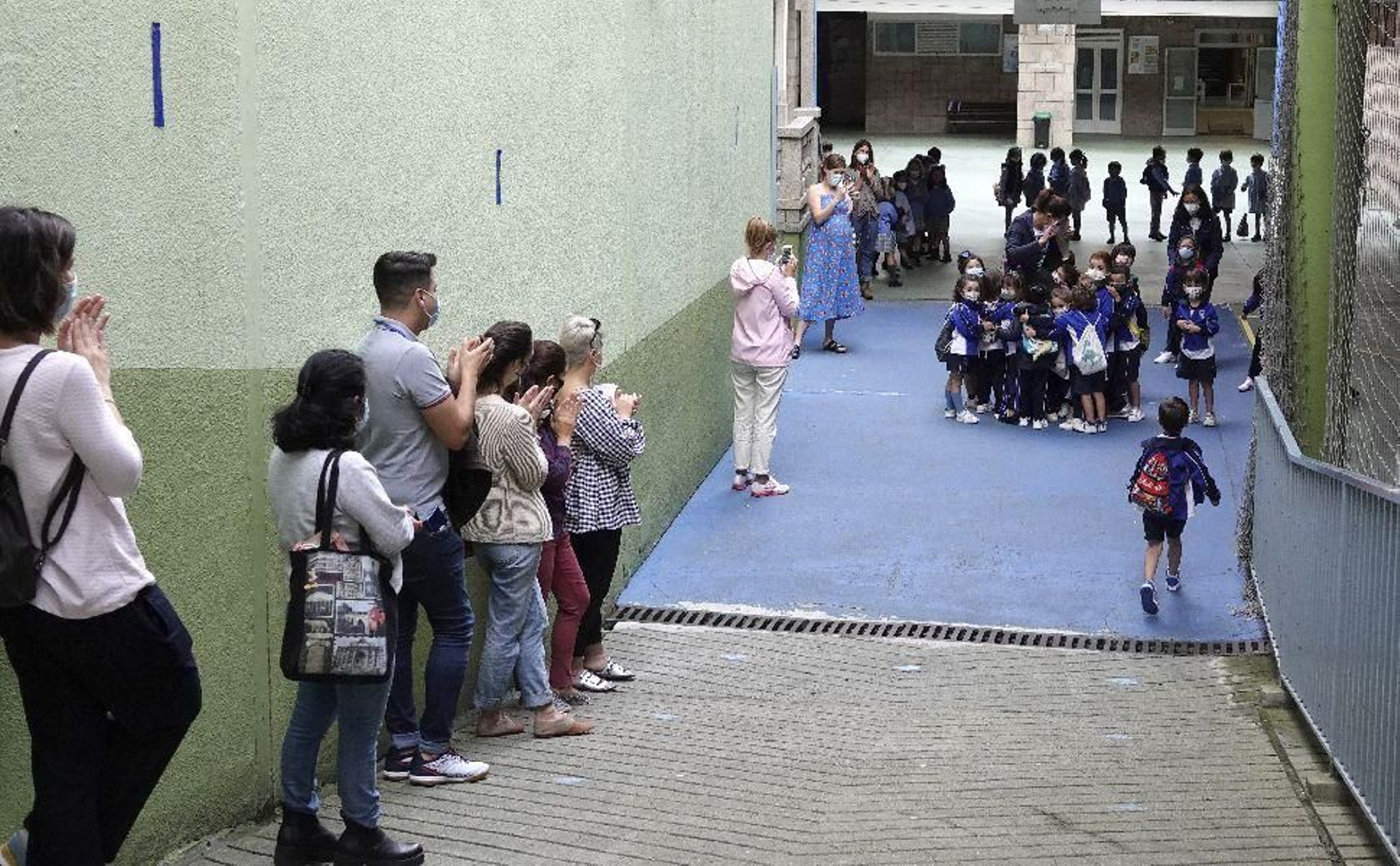 El curso del covid se despide con abrazos. // Vicente Alonso