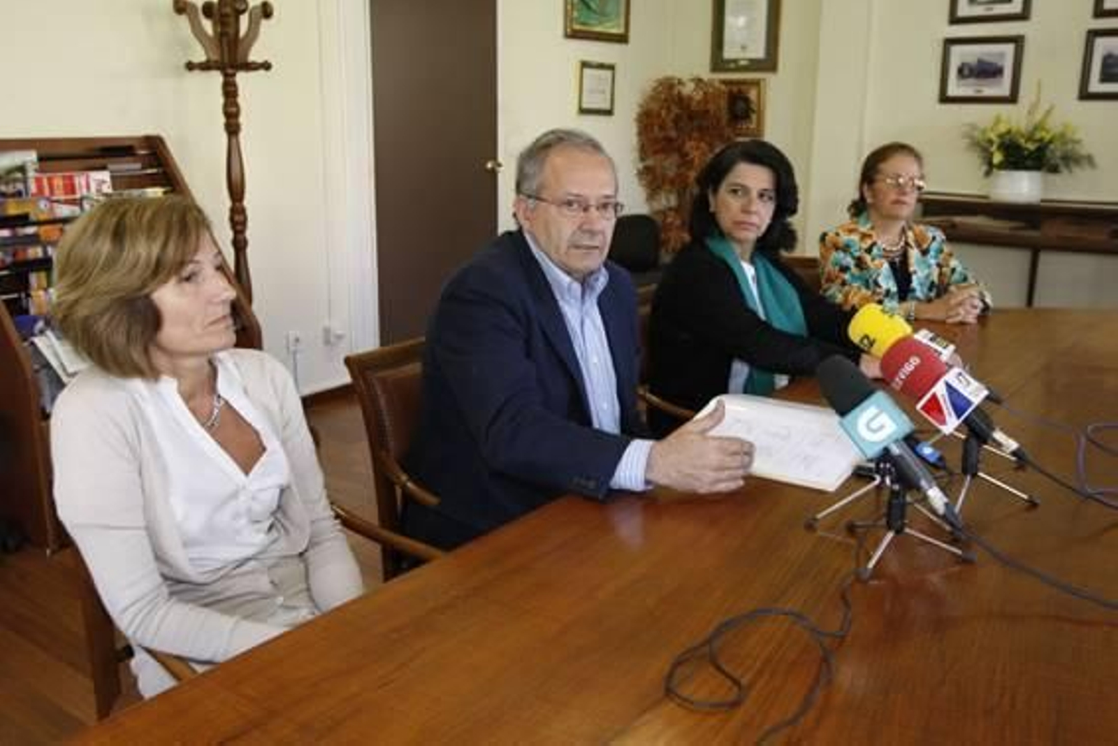 Sánchez Bello, junto con la secretaria, la subdirectora de Exterior y la responsable de la memoria. foto: marta g. brea.