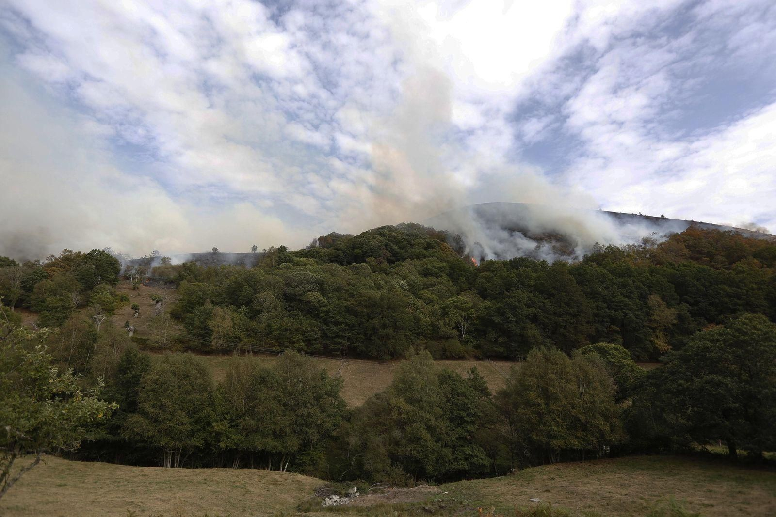Incendio en Rebordechao, Vilar de Barrio. (Foto: Xesús Fariñas)