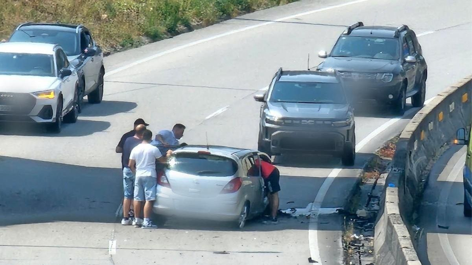 Excarcelada una persona tras salirse de la vía e impactar contra la mediana en Vigo