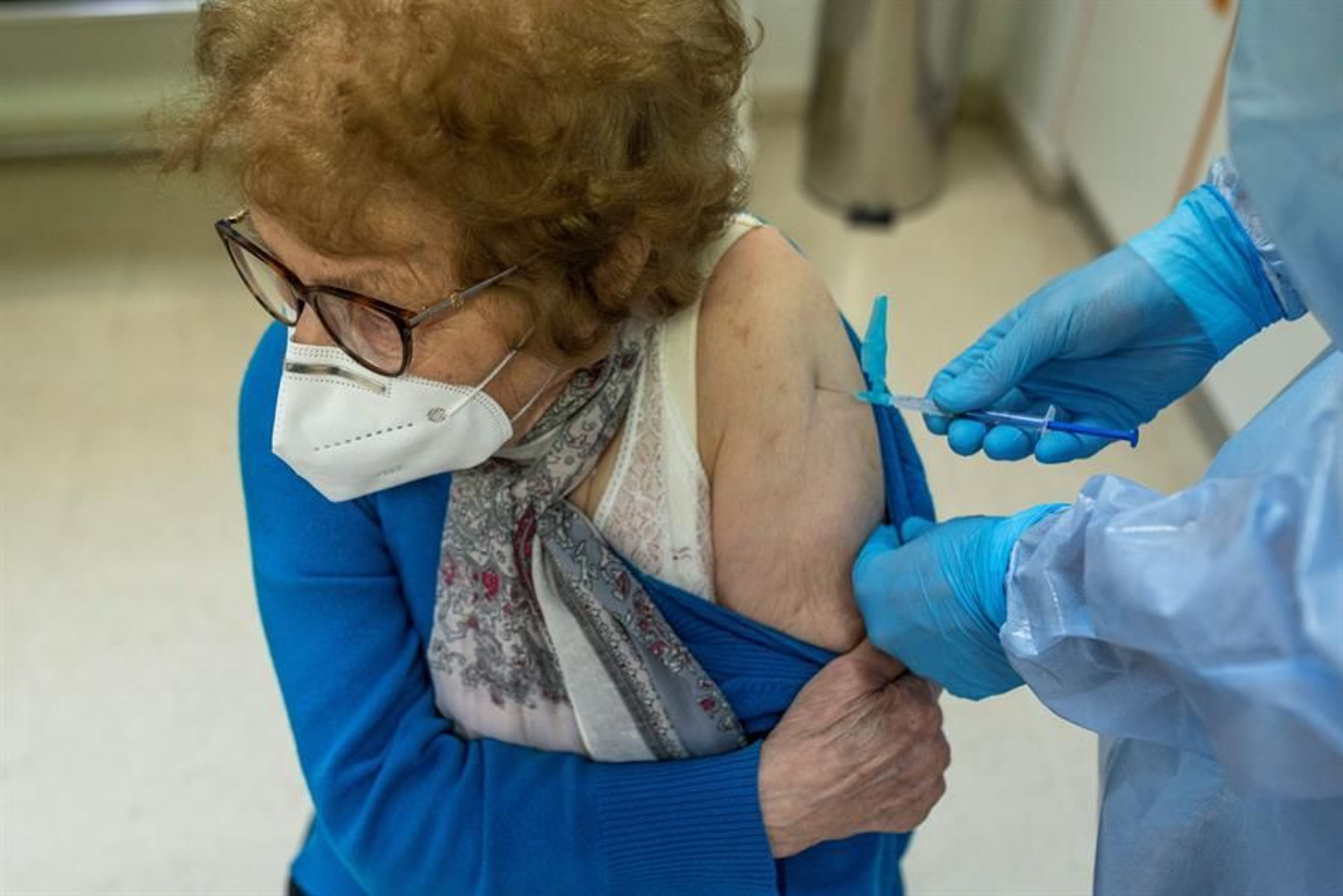 Una mujer recibe la vacuna contra el coronavirus.