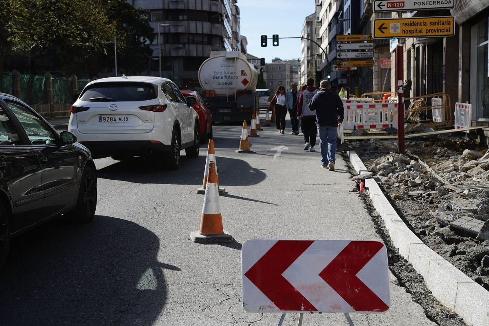 Calle progreso con obras en la acera.