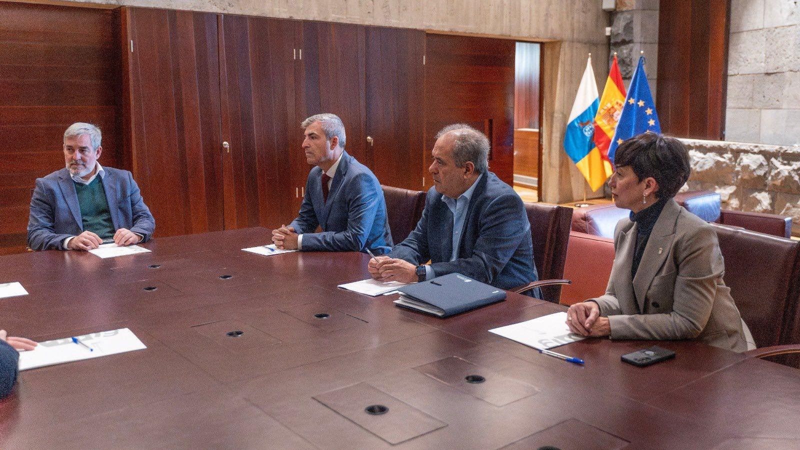 El presidente canario, Fernando Clavijo y el viceconsejero de Acción Exterior, José Luis Perestelo durante el encuentro
