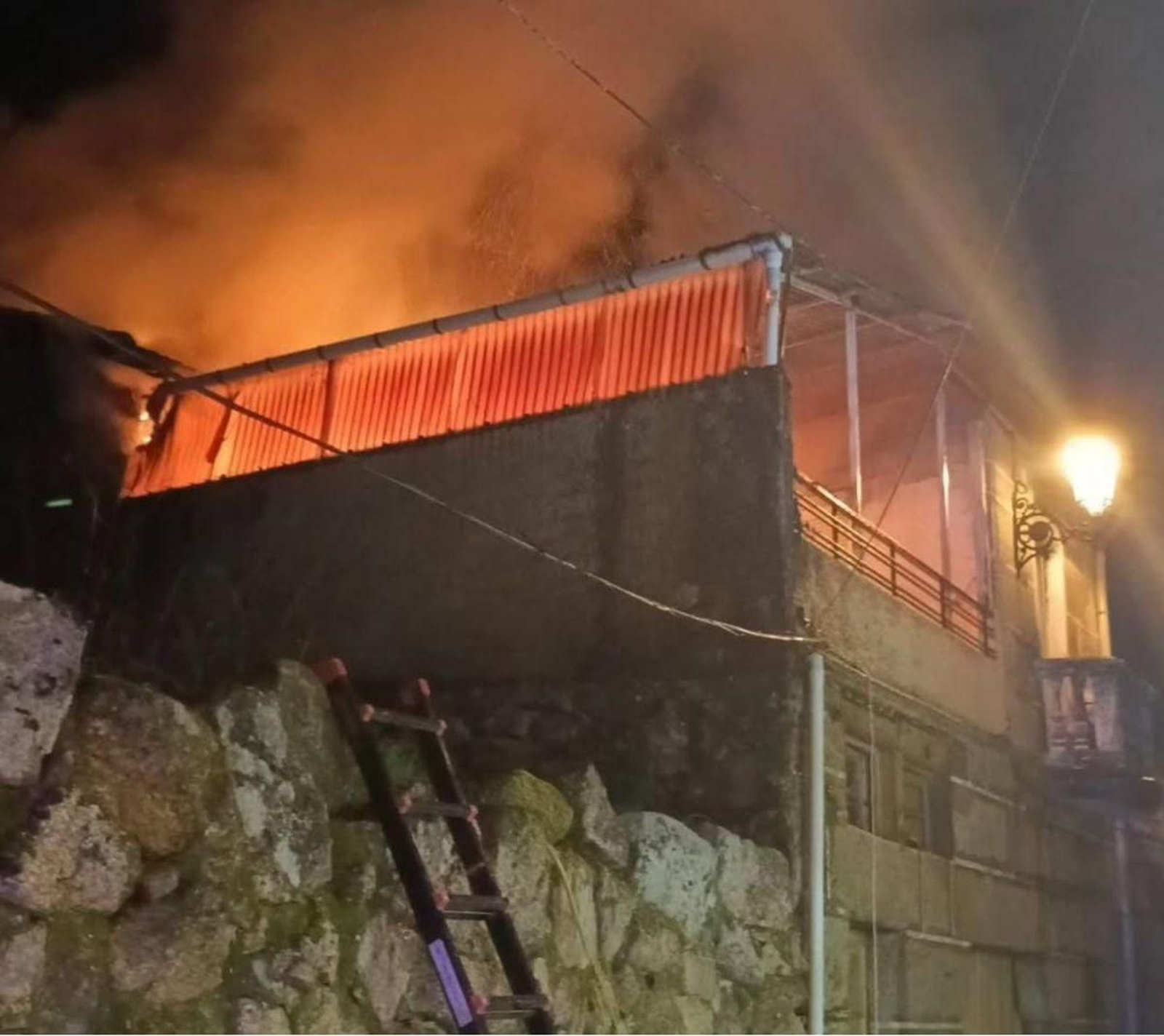 Las llamas devoraron la madrugada del martes una vivienda en Barbadás.