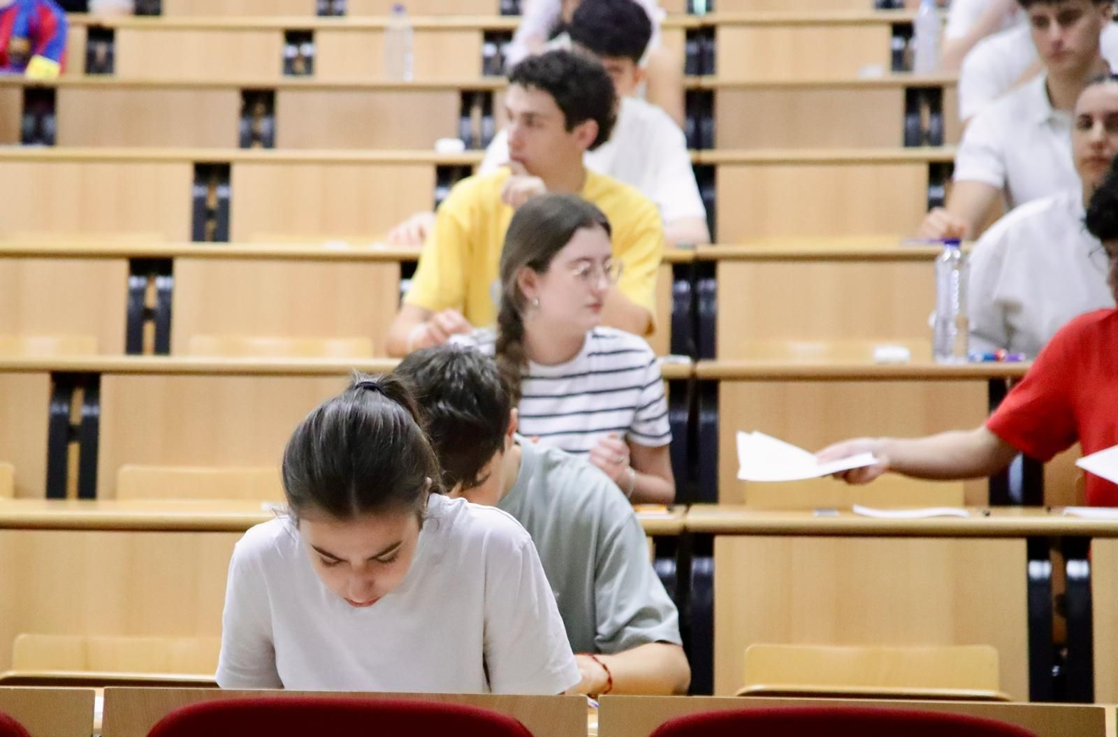 Reparto del primer examen de la PAU en Ourense.