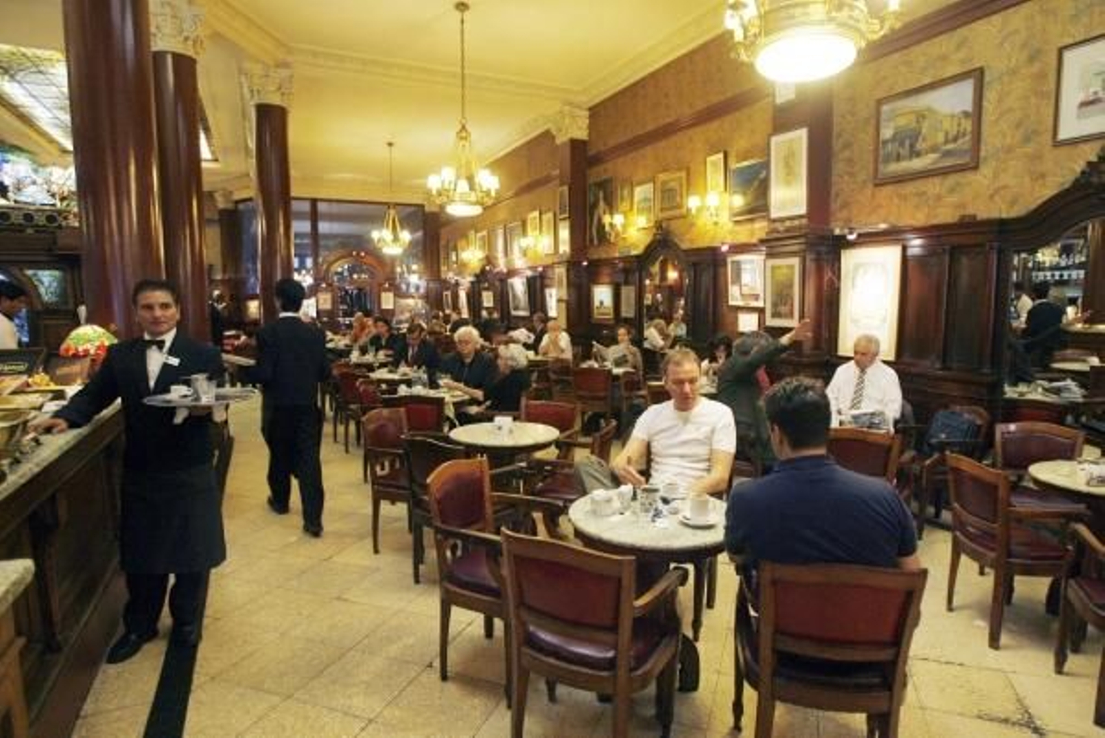 El Gran Café Tortoni cumple 150 años convertido en el símbolo de Buenos ...