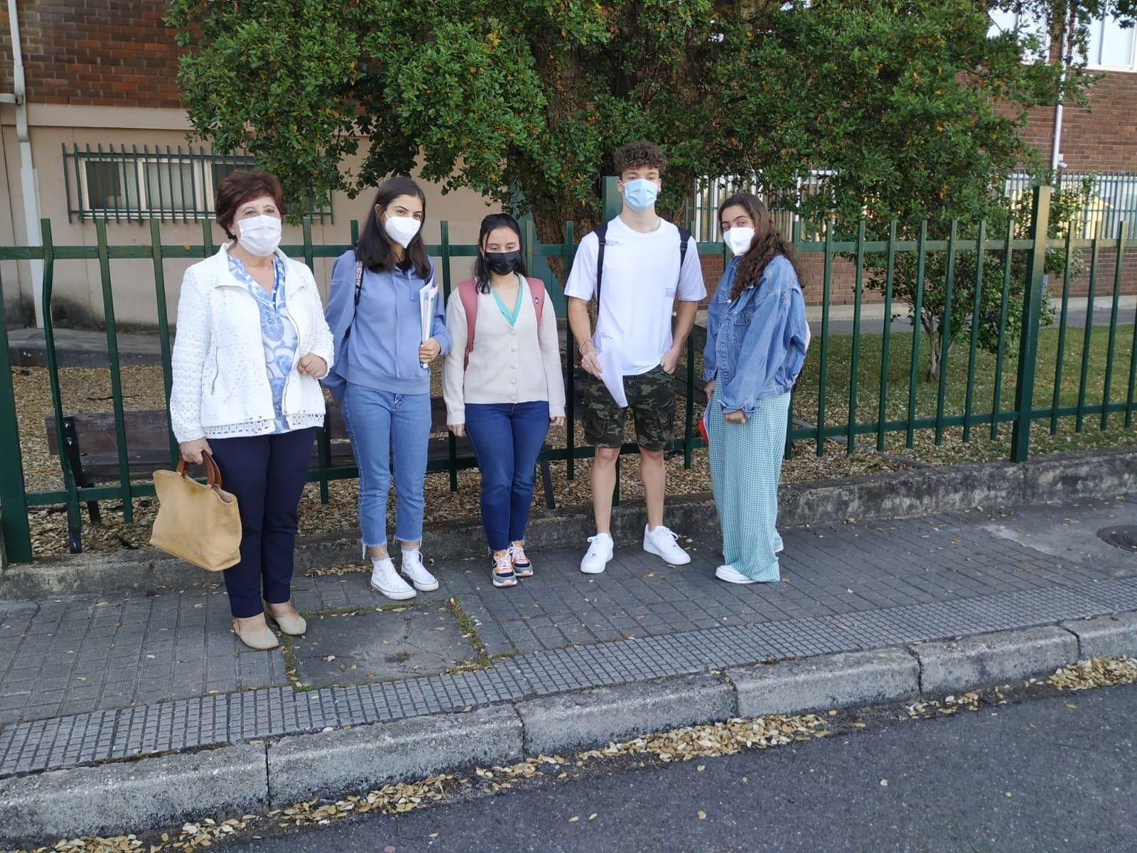 Estudiantes de Valdeorras, Viana y Trives, frente al Instituto Cosme López de A Rúa.