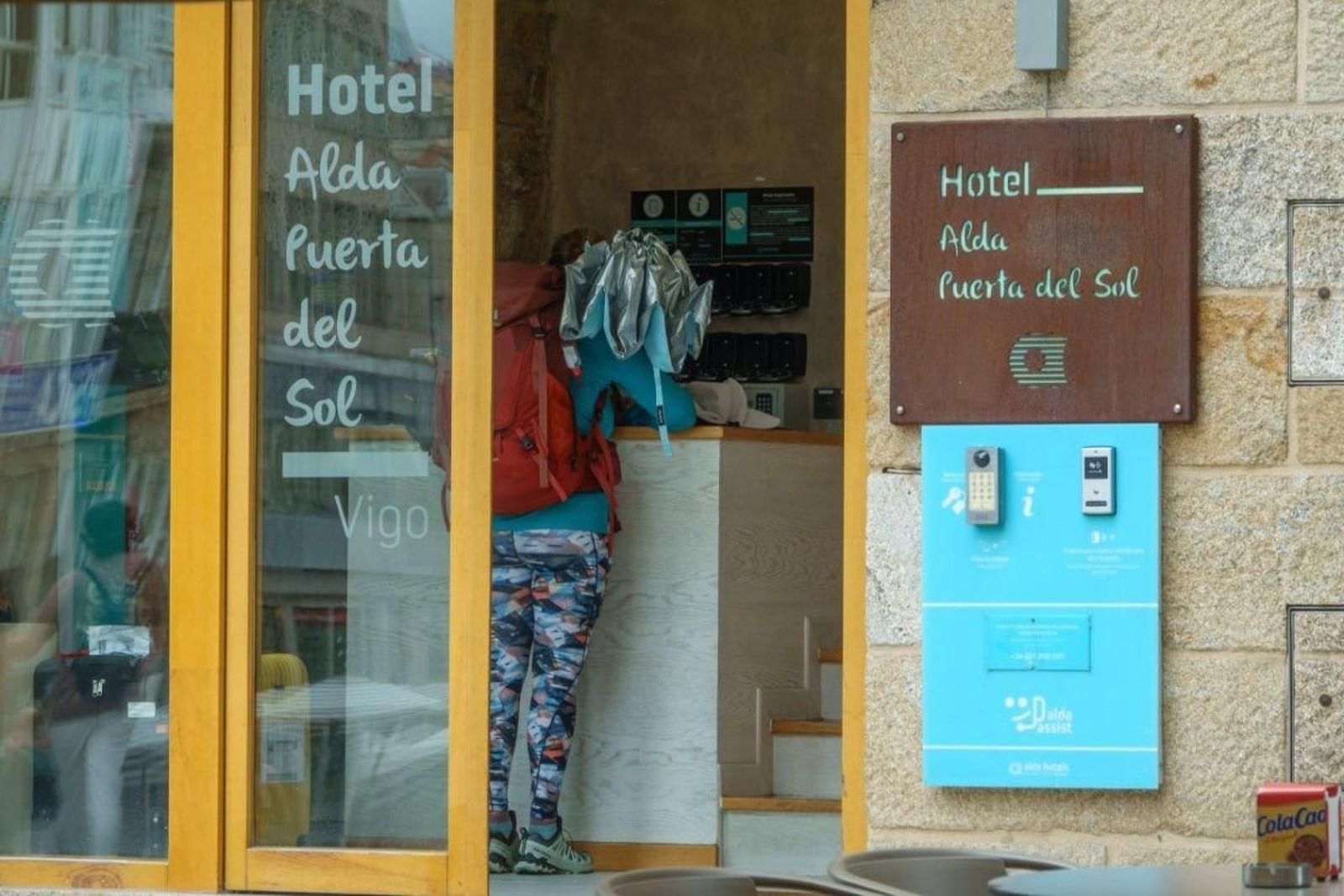 Una peregrina, registrándose ayer en uno de los hoteles de la ciudad.