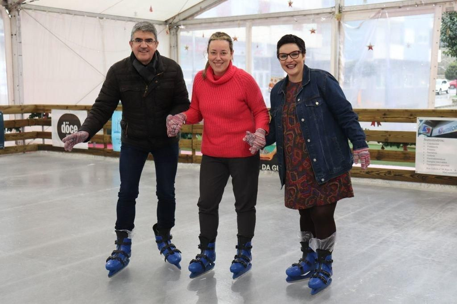 El alcalde con las concejales en la pista de hielo de A Guarda.