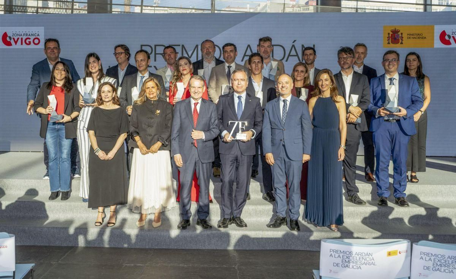 Todos los representantes de Abanca y las empresas premiadas con el Ardán, al finalizar el acto con David Regades y Abel Caballero.