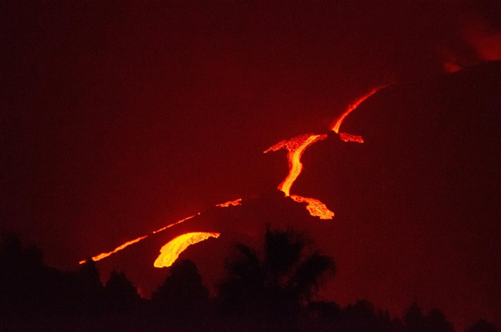 Nuevo punto eruptivo en Cumbre Vieja, que expulsa cenizas pero no lava. // EFE