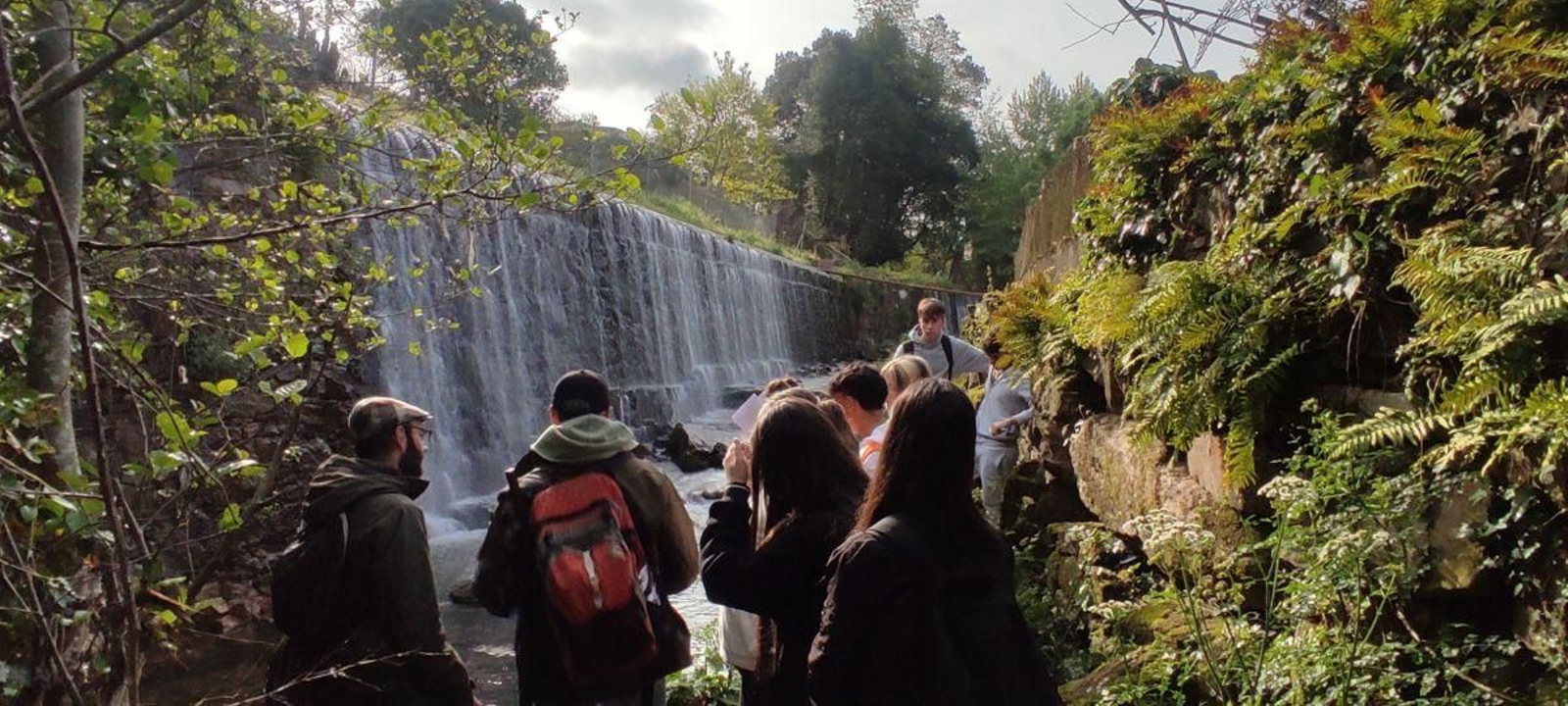 Los estudiantes del IES Ricardo Mella ante el salto de agua artificial creado por la minicentral.