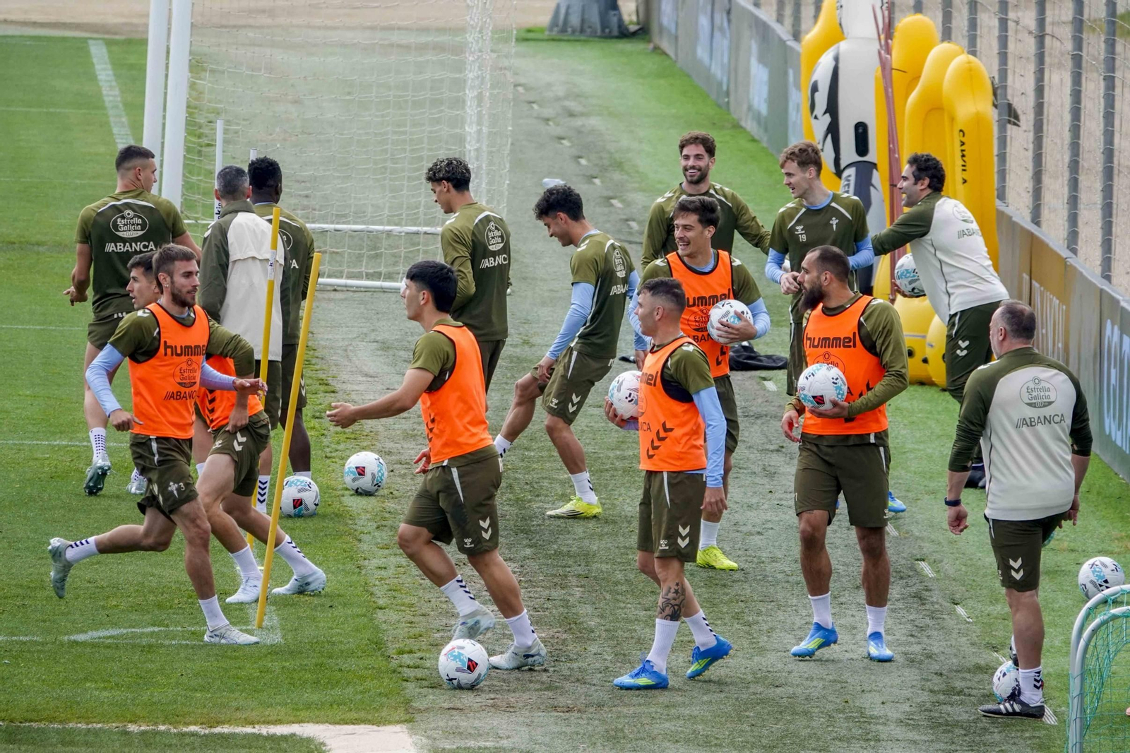 Óscar Mingueza y Borja Iglesias, ayer, en el entrenamiento del Celta en Mos.