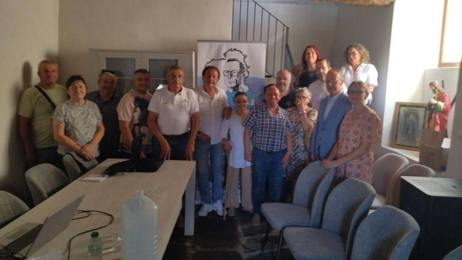 Asistentes a la reunión del punto de información al peregrino de A Rúa.