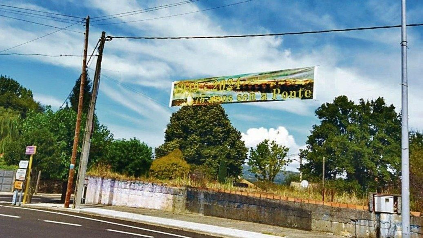 Pancarta instalada este verano en Muíños. (Foto: Laura Fernández)