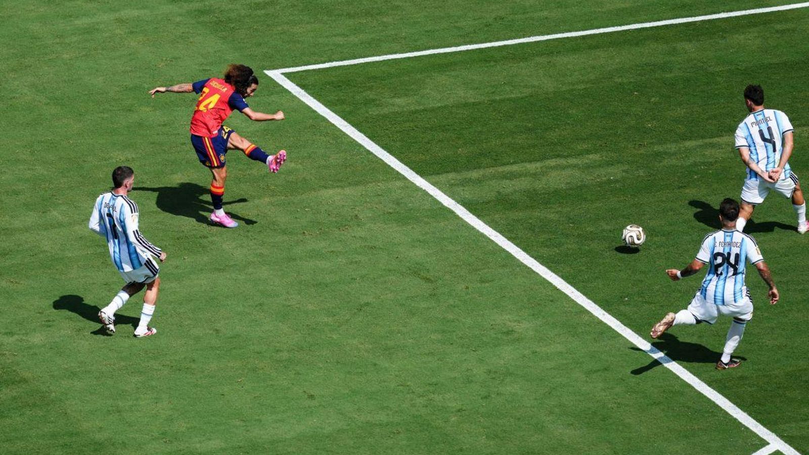 El defensa Cucurella probó fortuna con un tiro raso desde la frontal