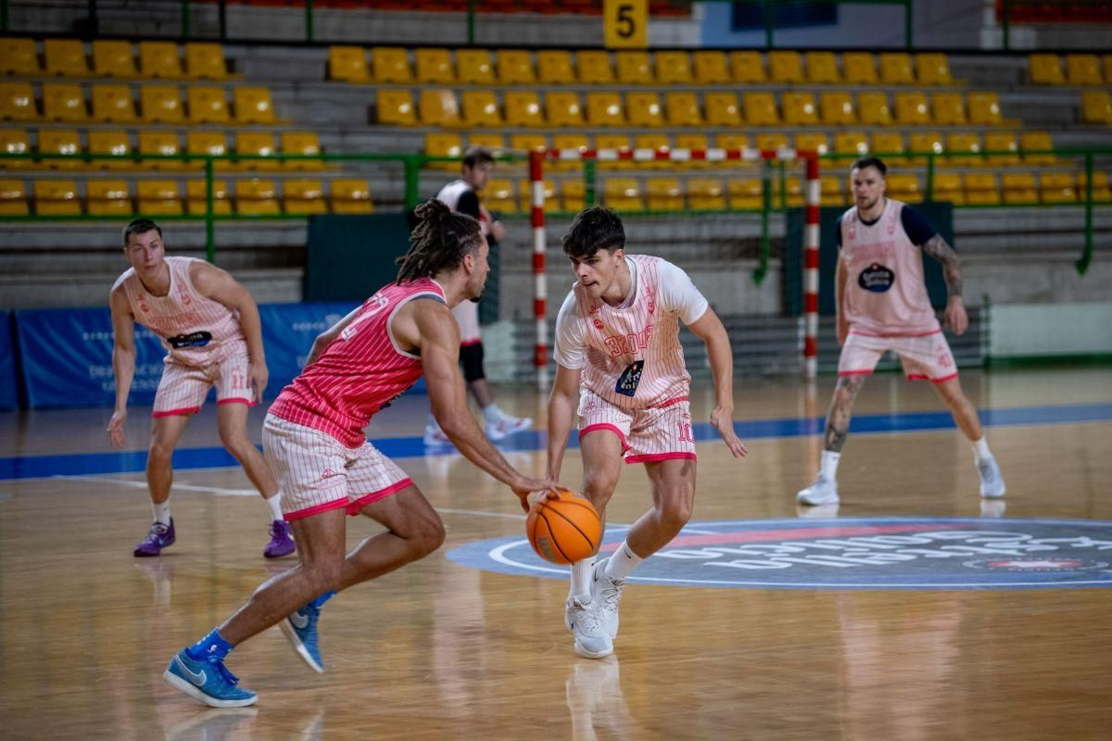 Gabe Kalscheur encara a Isaac Vázquez en un entrenamiento del COB en el Pazo.