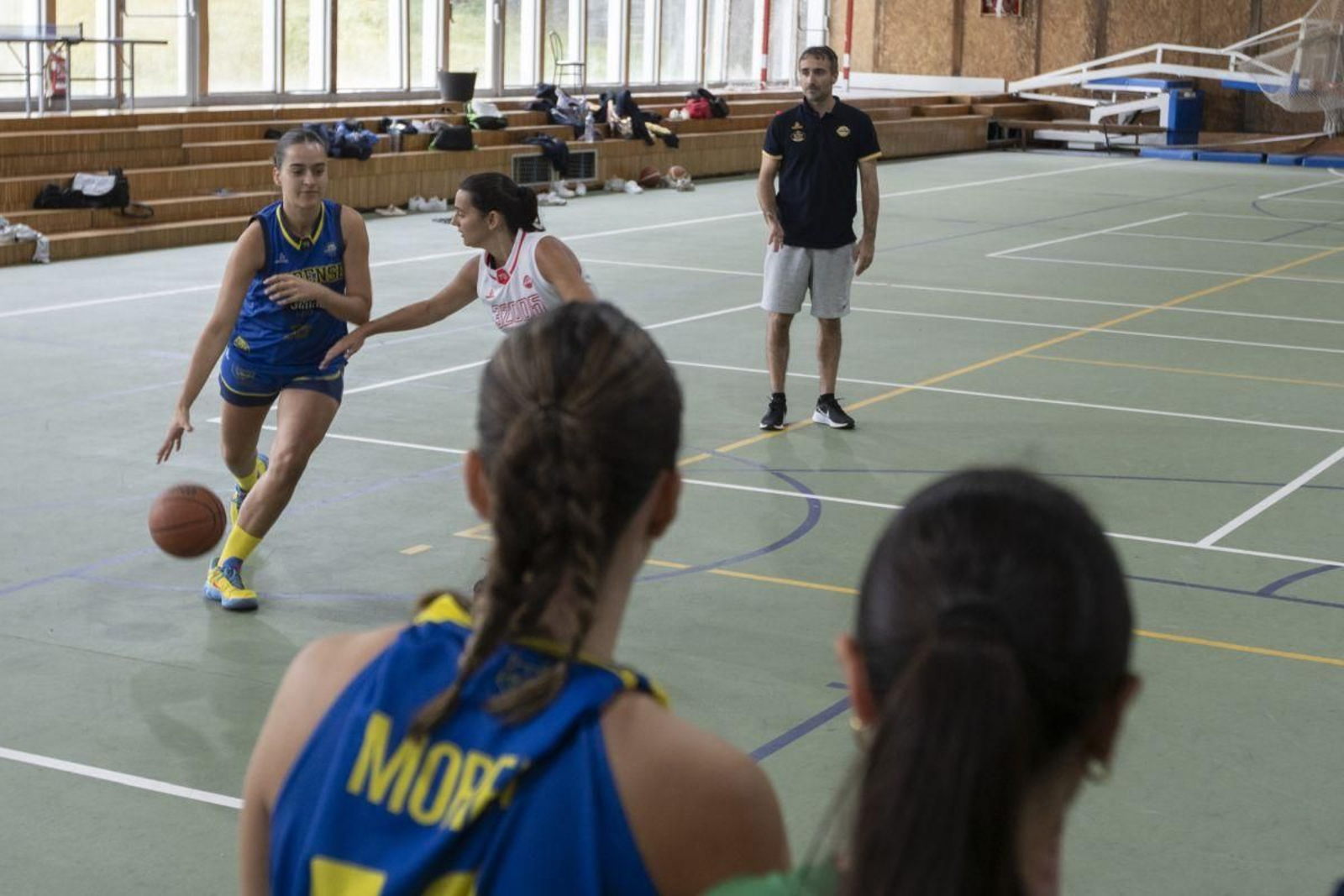 Trabajo de cancha en el polideportivo de Manzaneda, con el técnico Millán Brea dirigiendo el entrenamiento.
