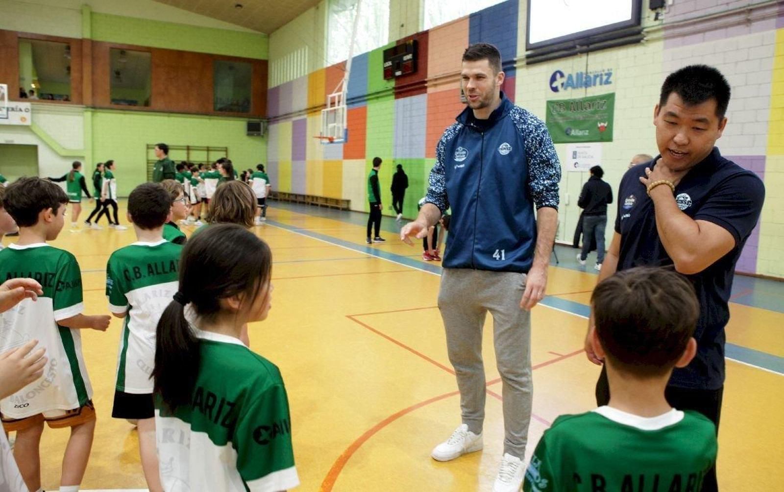 Los jugadores del COB ayudaron a los jóvenes con algunos útiles consejos.