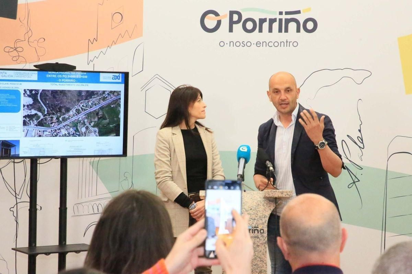 María Martínez Allegue y Alejandro Loenzo, presentando el proyecto ayer, en Porriño.