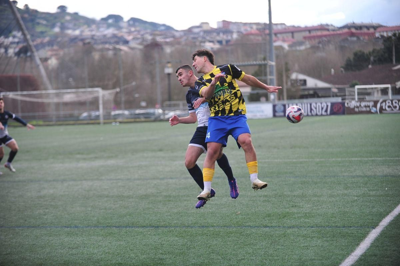 Pablo Bustelo, defensa del Cented, en una disputa con Diego Diz, del Cultural Areas.
