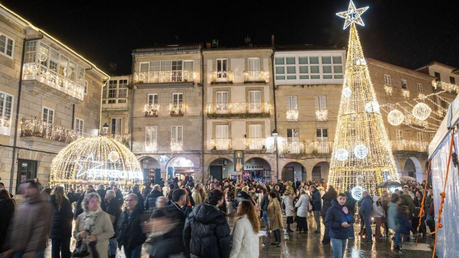 Ambiente durante las navidades en la Praza Maior de Ribadavia.