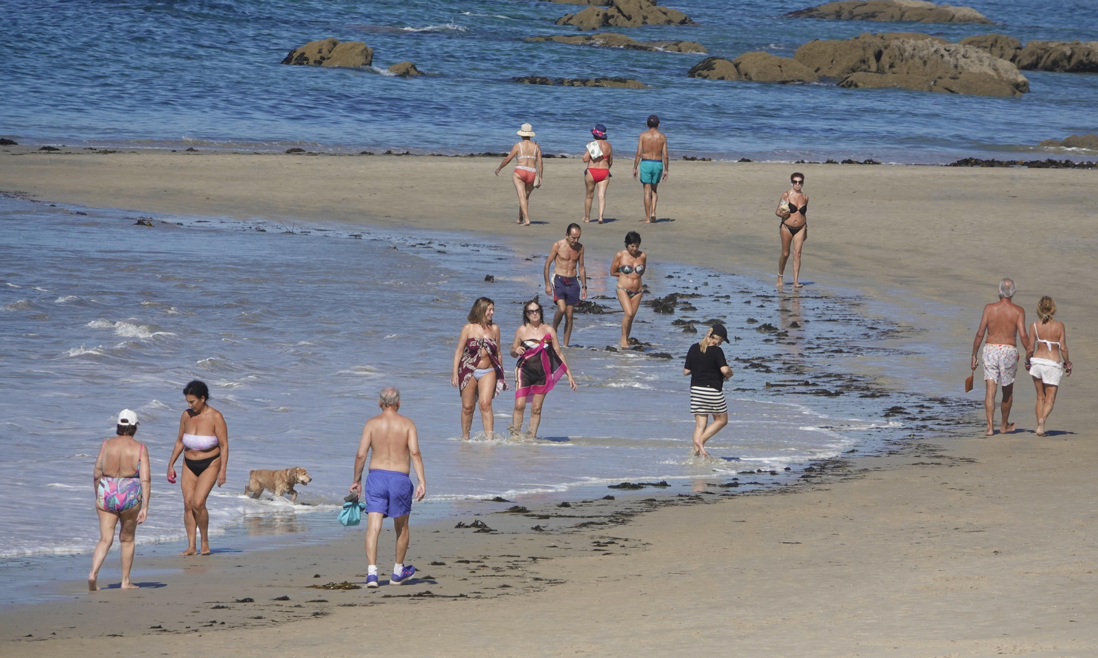 Tomando el sol o bañándose en el mar, los usuarios de la playa disfrutaban ayer del buen tiempo.