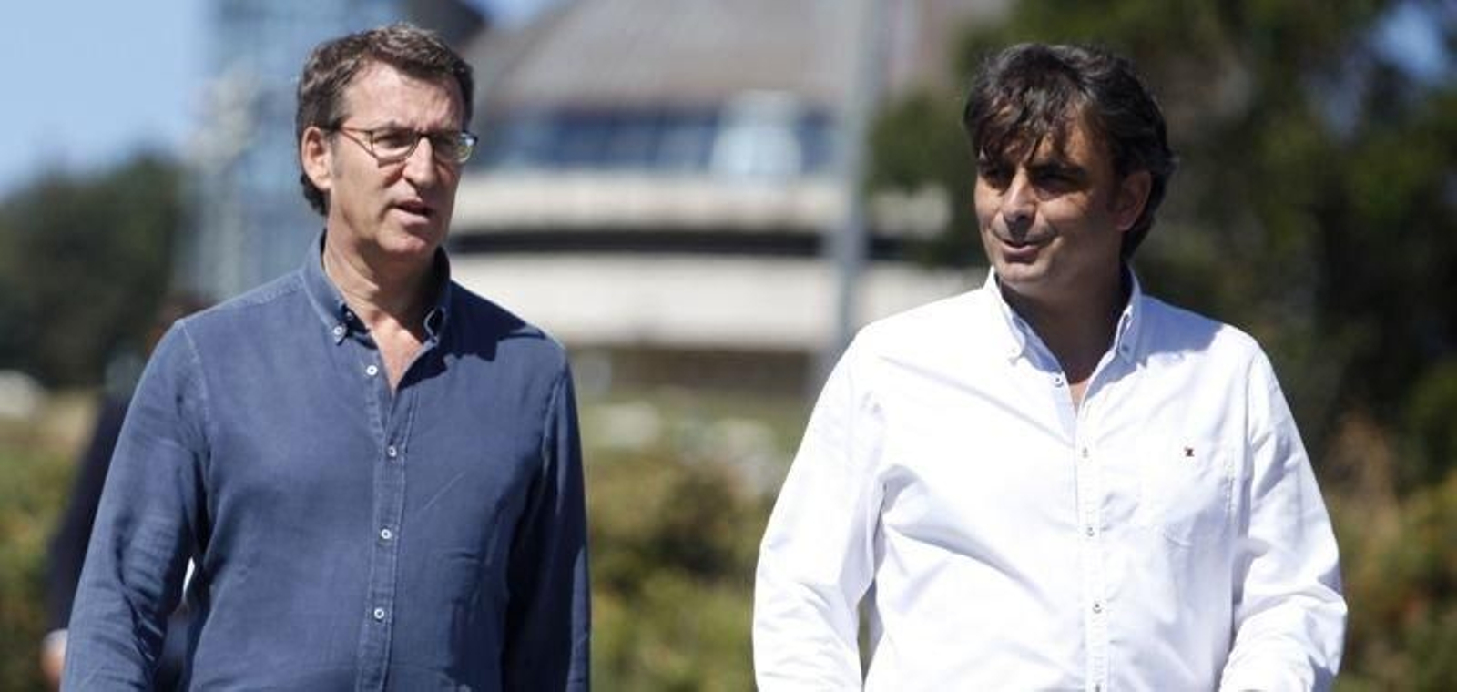 El presidente de la Xunta, ayer con el dirigente coruñés Diego Calvo.