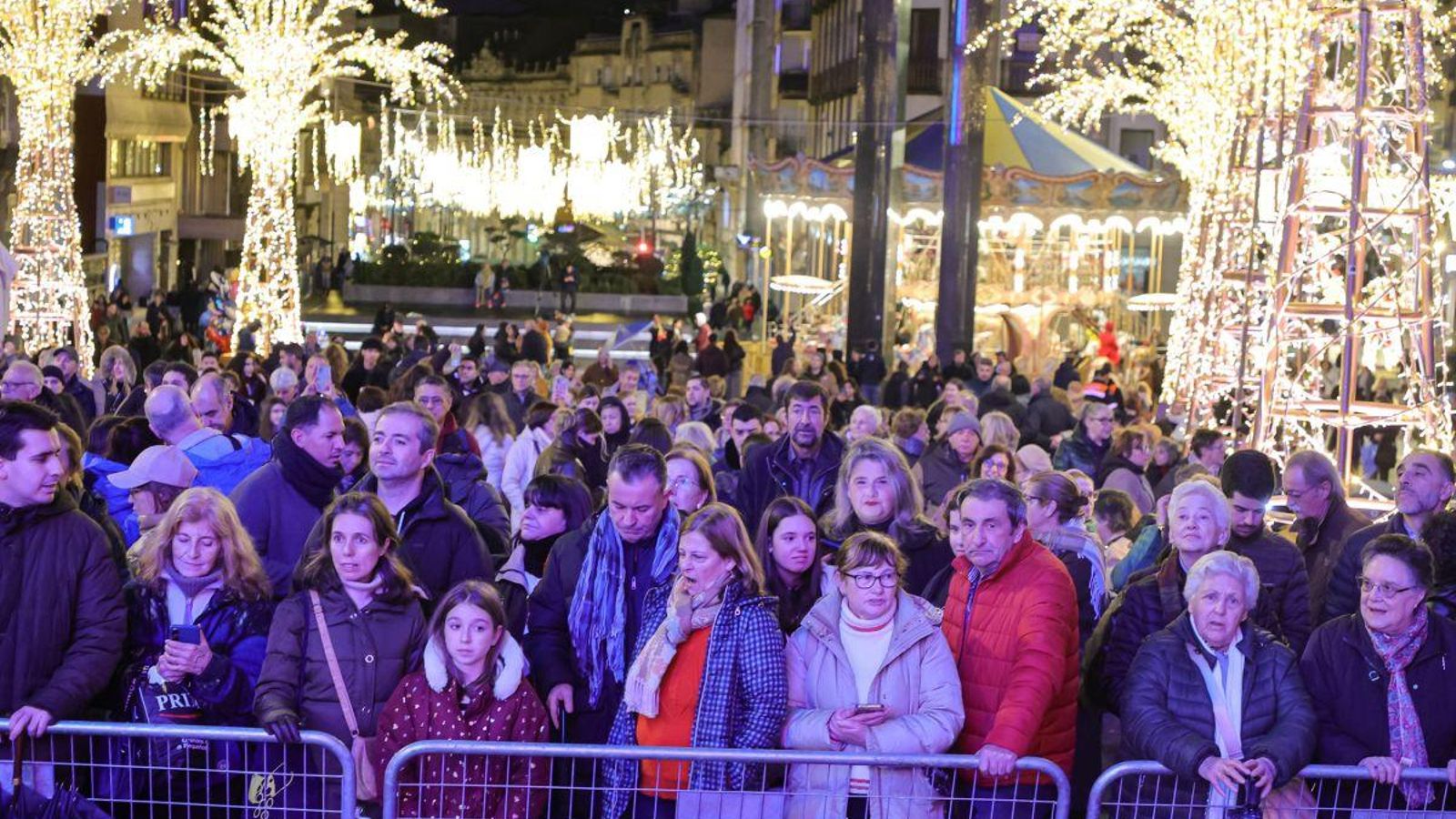 La Porta do Sol se llenó una vez más para ver el momento del apagado del árbol.