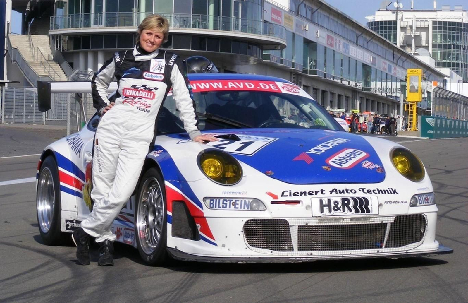 Sabine Schmidt, junto a un magnífico Porsche.