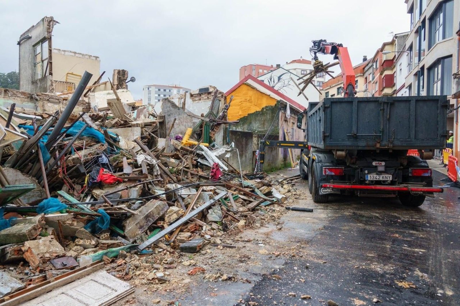 Derriban una casa en la calle Santa Tegra de Teis ante el riesgo de desplome