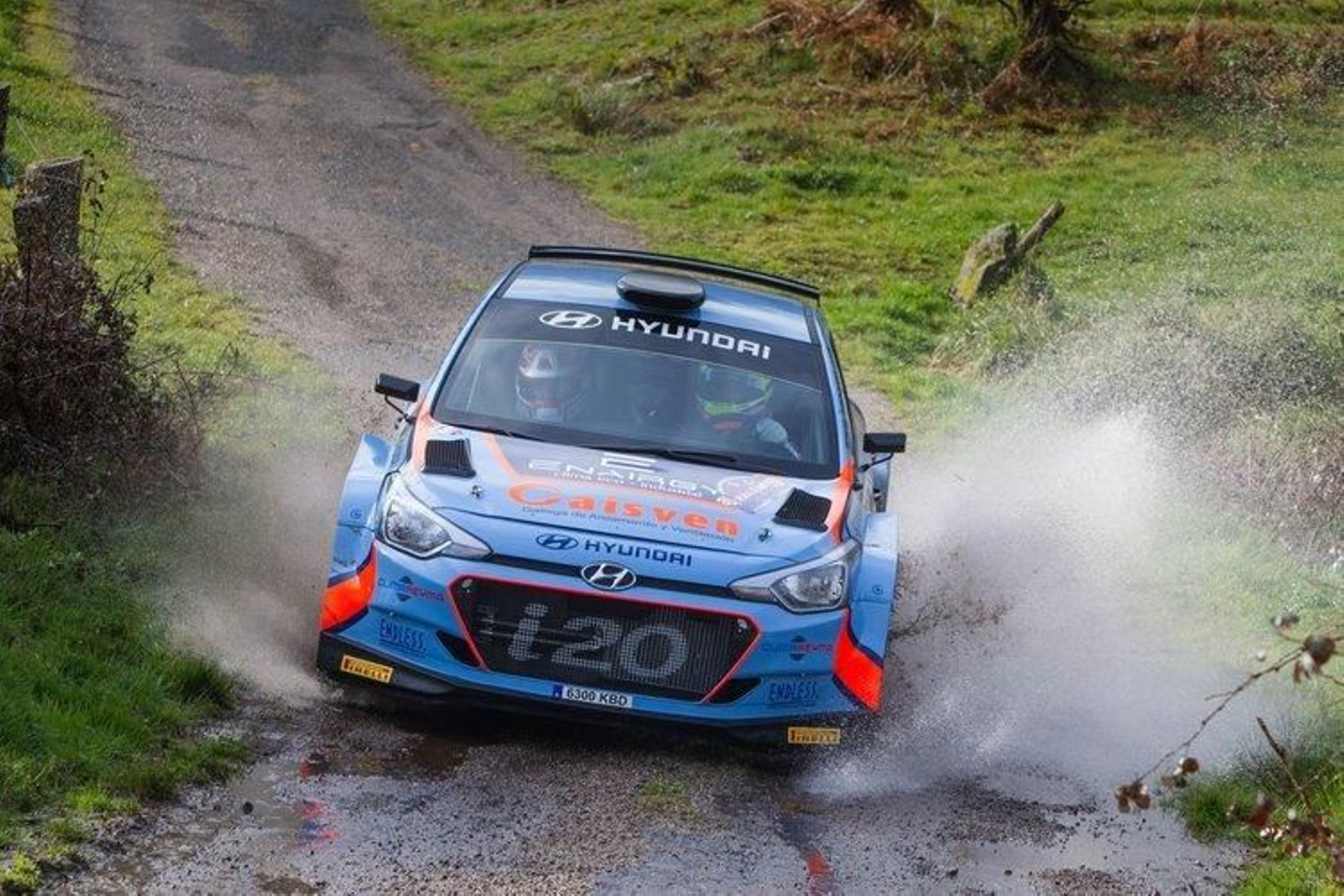 Iván Ares y José Antonio Pintor superan uno de los complicados tramos del Rally do Cocido.