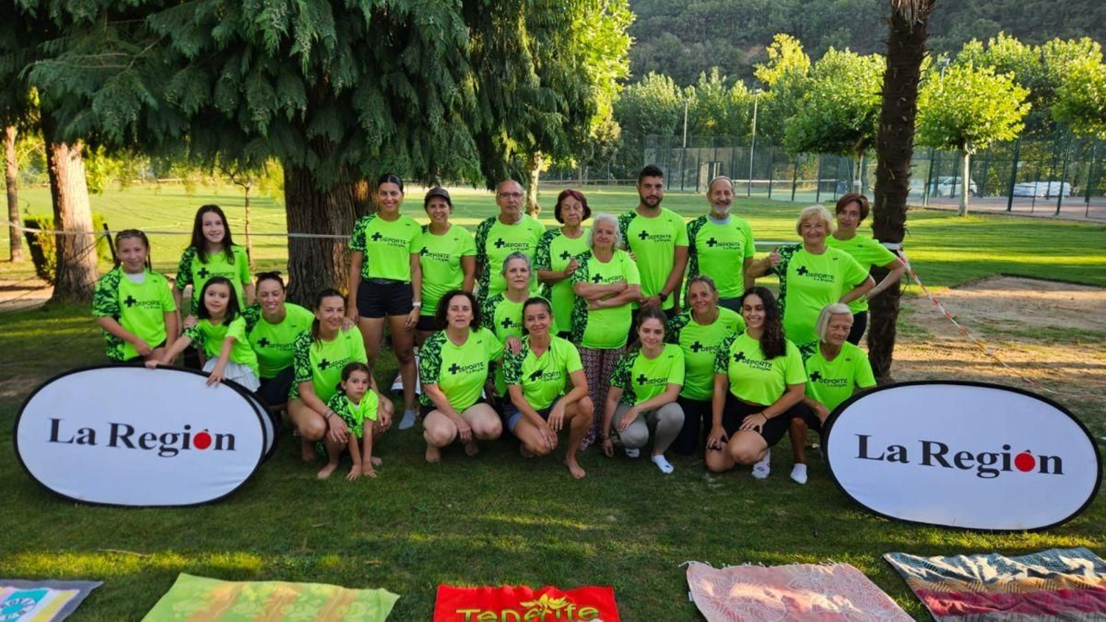 Participantes antes del inicio de la actividad en las Piscinas Municipales.