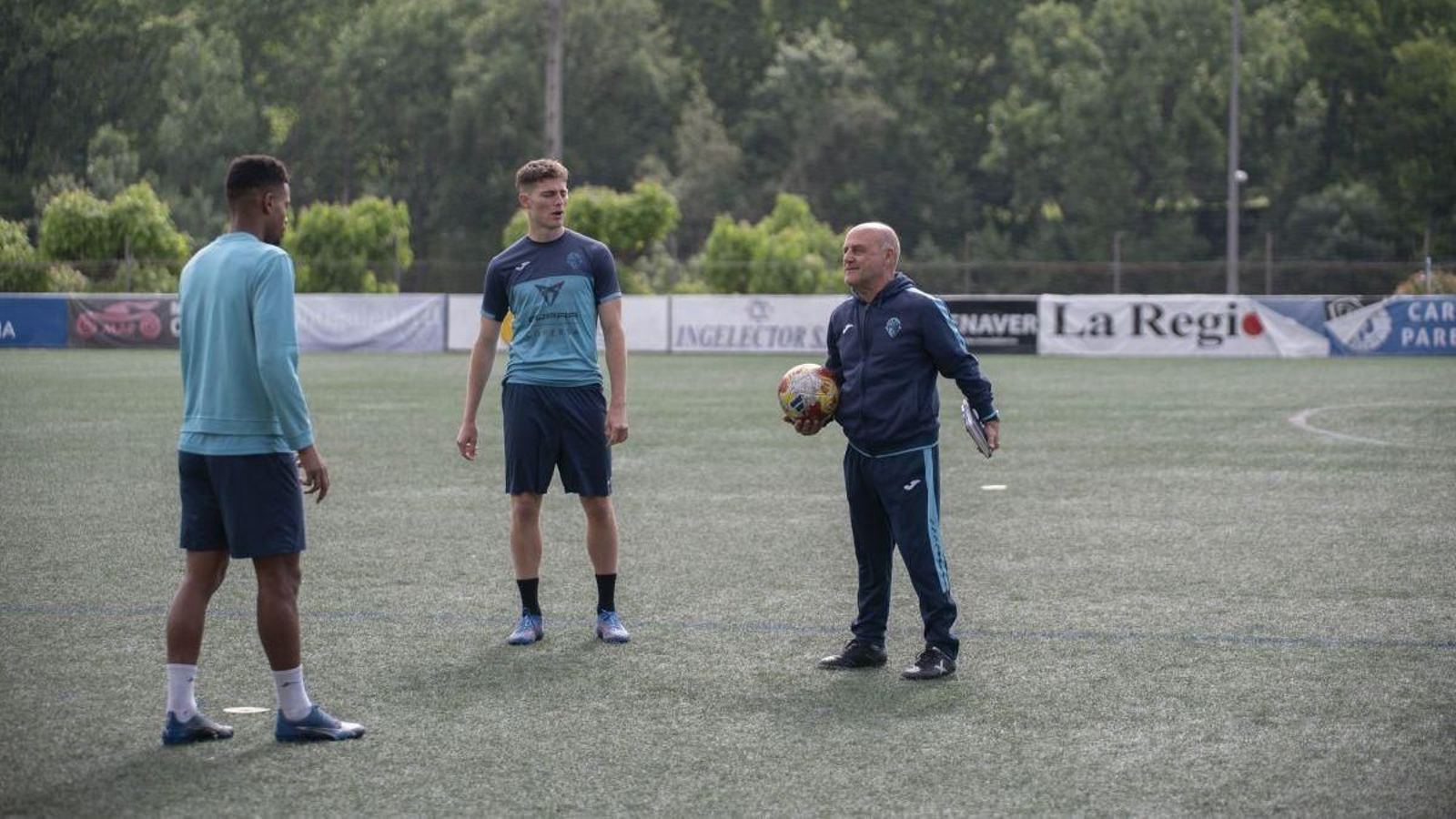 Cándido Gómez, nuevo técnico del Ourense CF, se dirige a Yuste y Jerin Marcolino.
