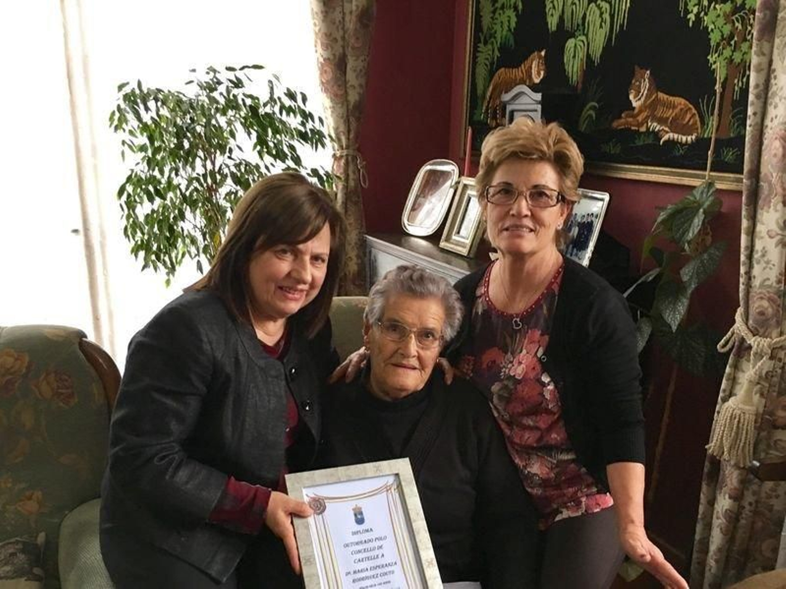 Esperanza Rodríguez en el centro de la imagen.