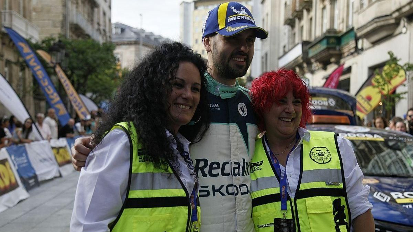 Javier Pardo se fotografía junto a dos cronometradoras de la carrera.