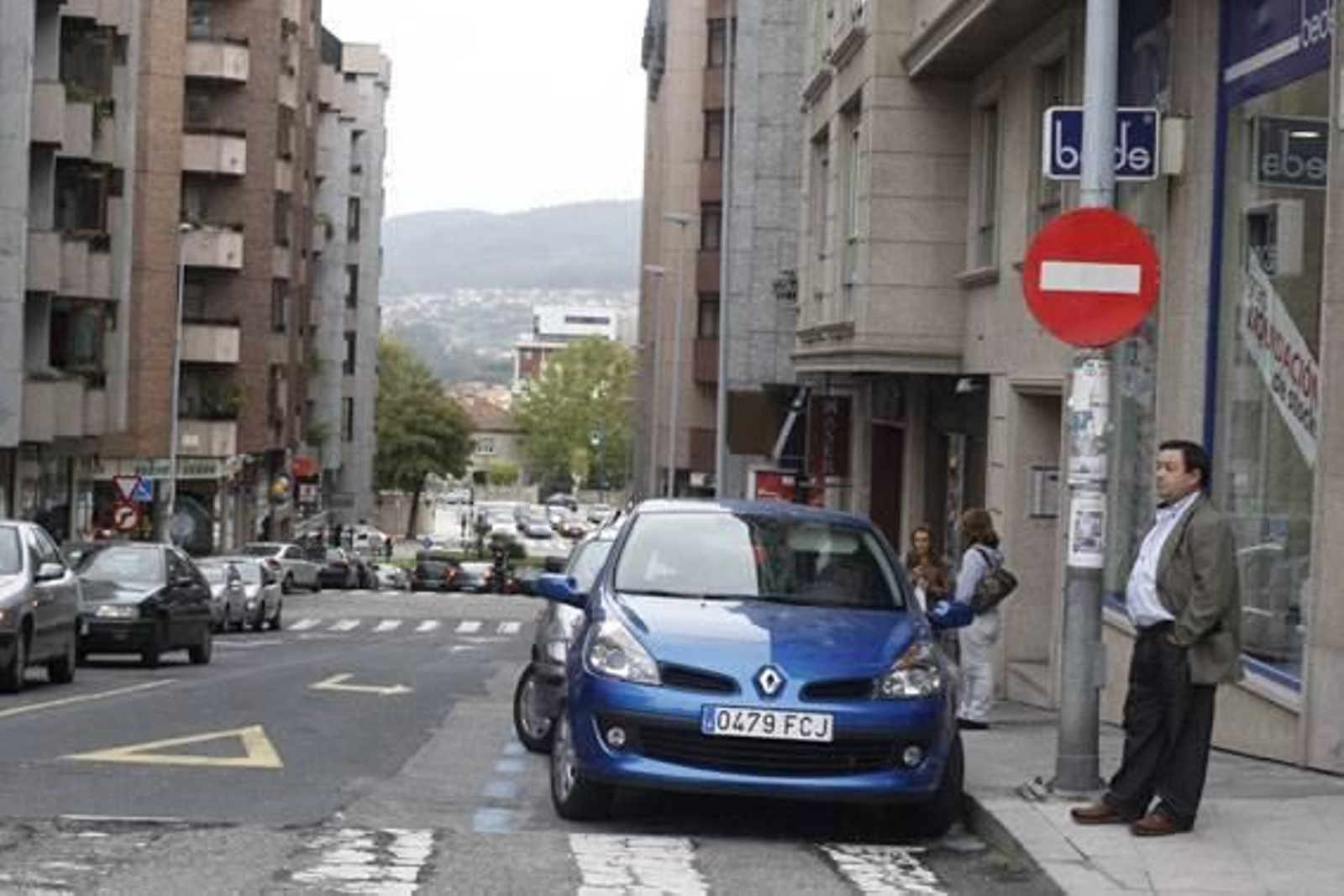 Las ambulancias podrán acceder a Urgencias desde la calle Salamanca, como hasta ahora, pero también desde Tarragona, que cambia. foto: j.v.landin.