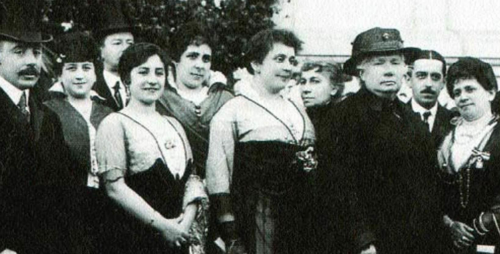 María Josefa de Argüelles, nacida en Cuba,  era hija de Ramón Argüelles, un emigrante asturiano de la localidad de Pría, en Llanes.