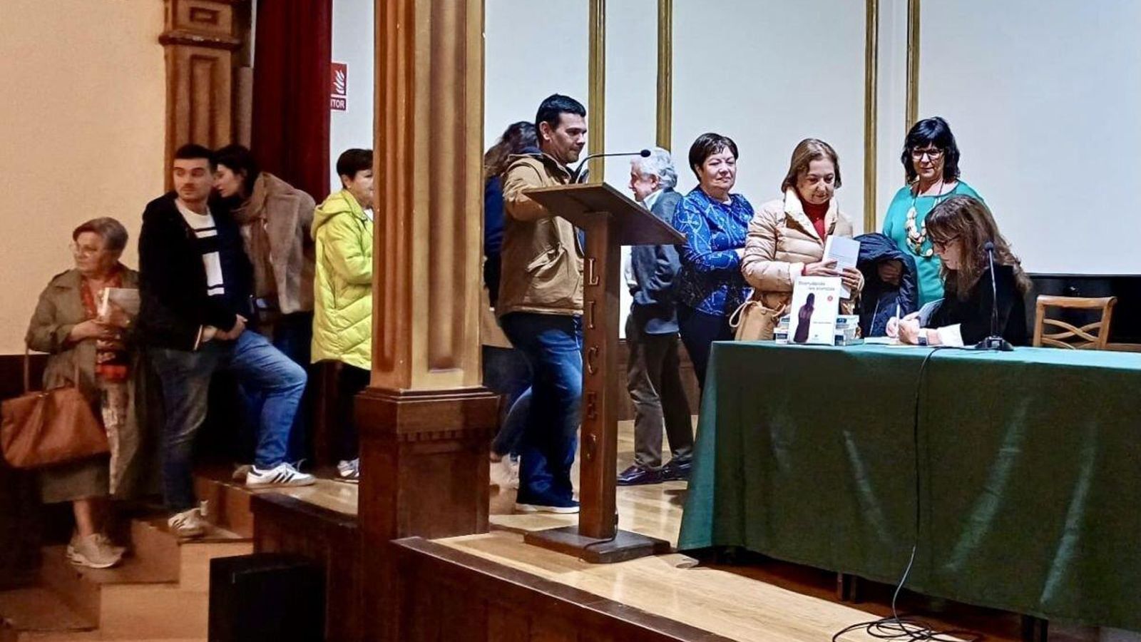 Firmando libros en el Liceo.