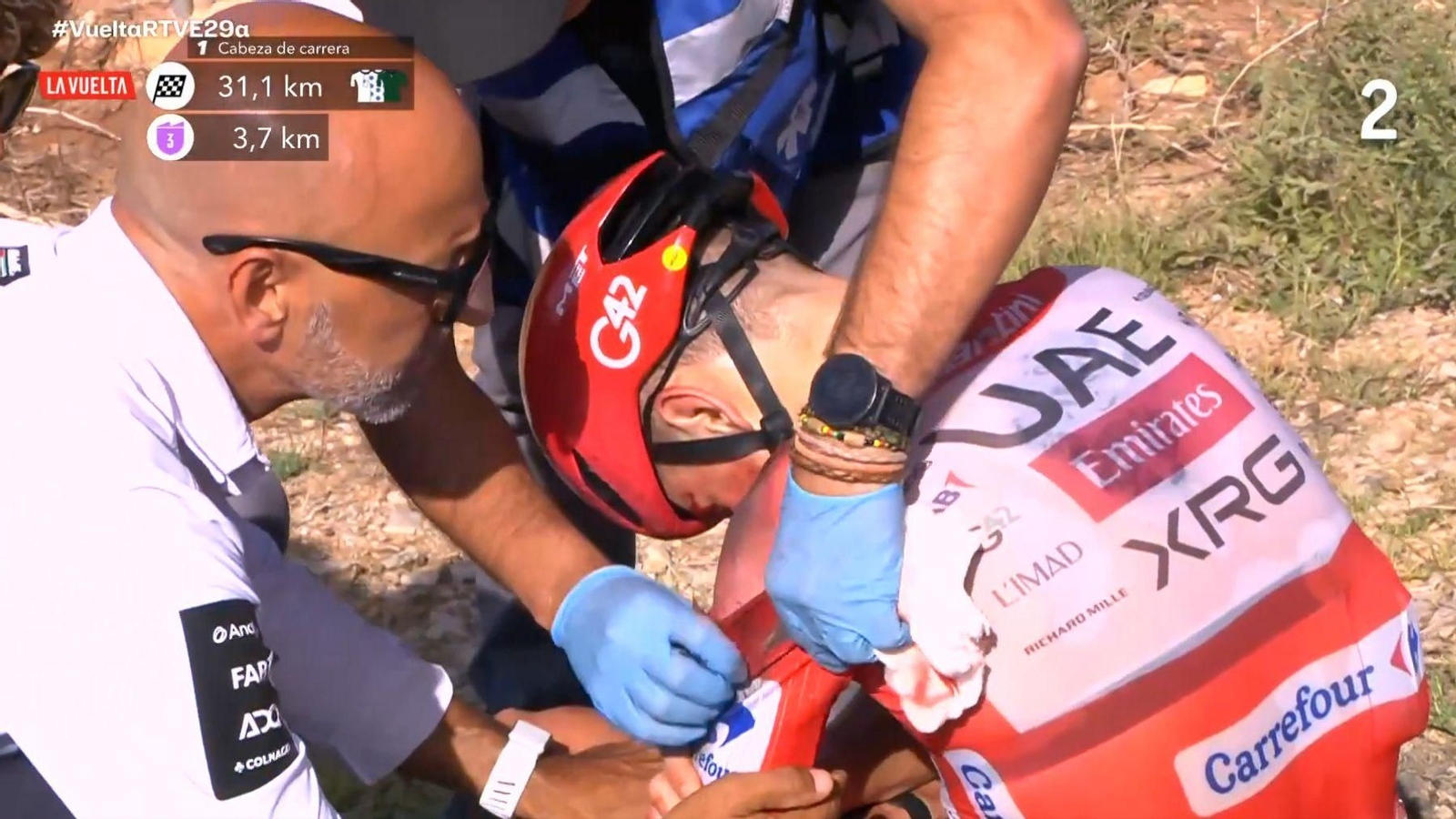 Pogacar, siendo atendido tras su caída en La Vuelta.