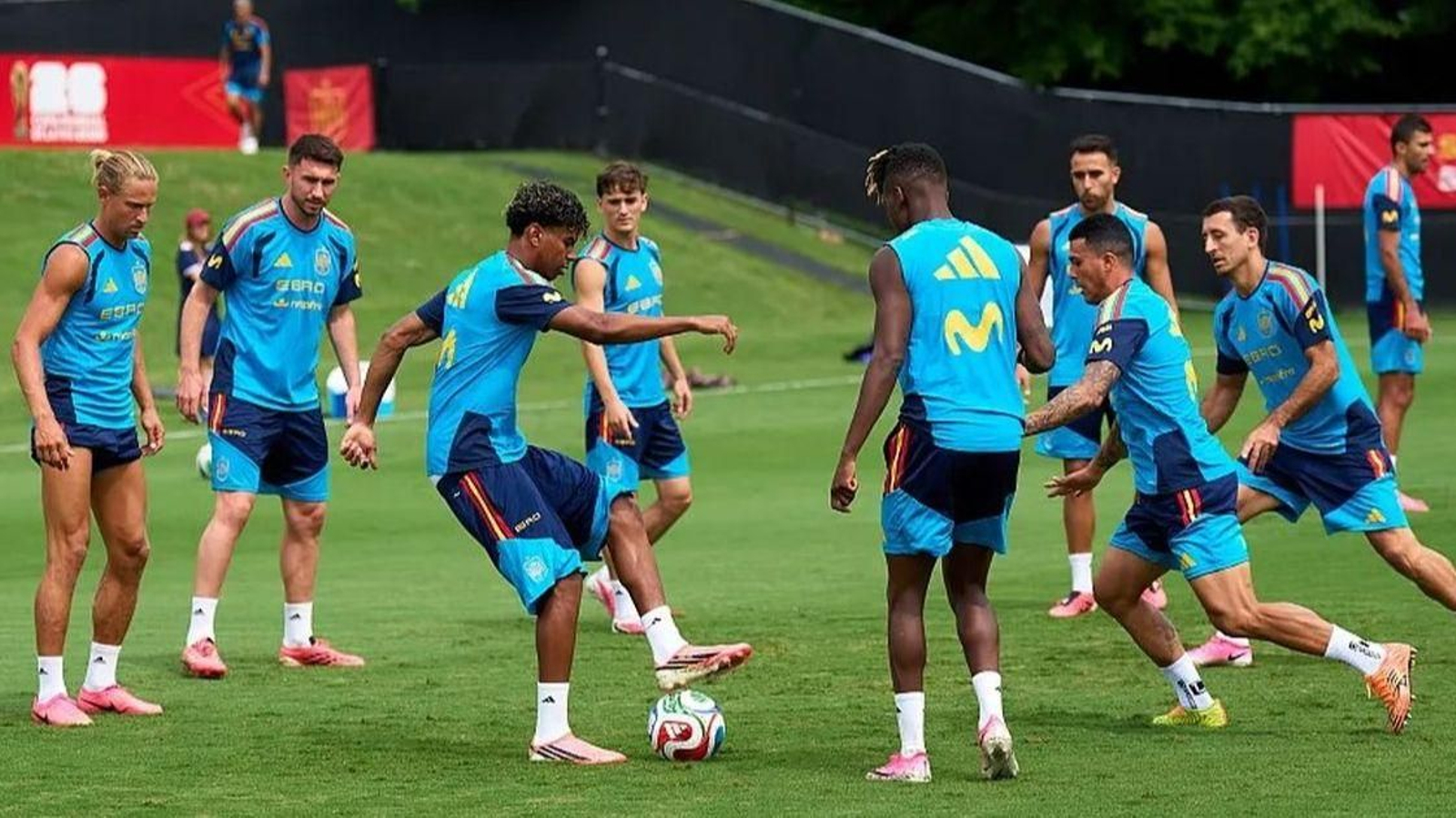 España trabajó de mañana en su campo base antes de desplazarse hasta México para medirse el sábado con Uruguay.